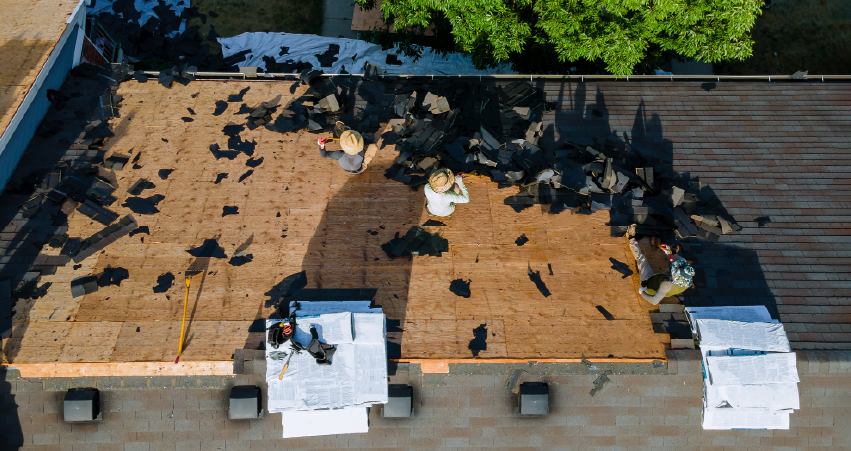 Photo working roofers on replacing the roof of residential building